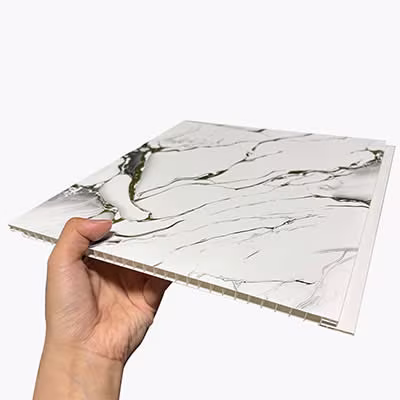 25 cm breite PVC-Deckenplatten in Marmoroptik für Hotel-, Büro- und Gewerbebau-Projekte